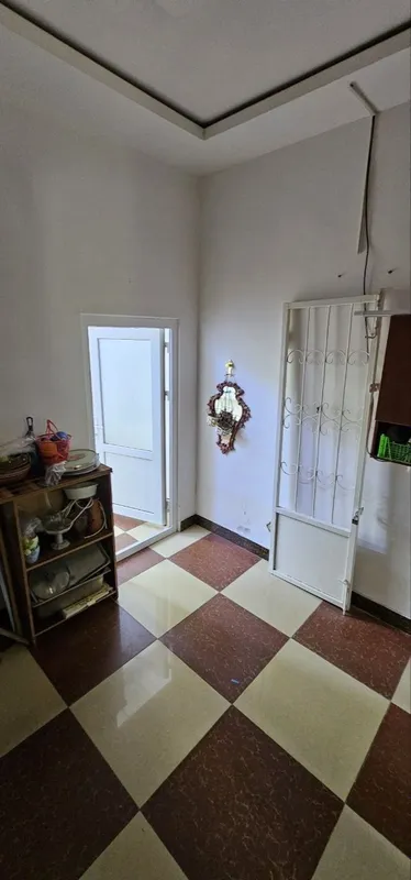 Срочно продается 3 комнатная квартира. Этаж 1. Вдоль дороги. — фото 2