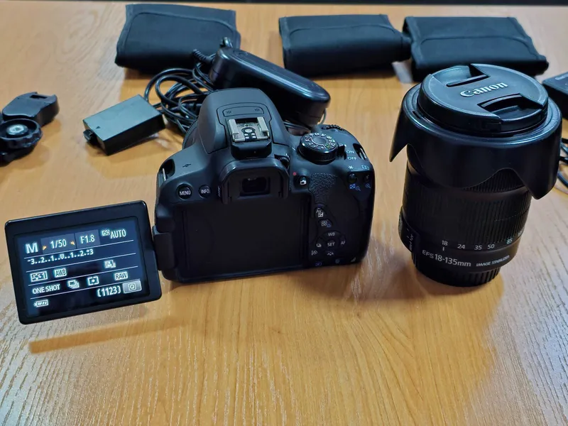 Продаю комплект Canon 700D, 18-135мм STM, 50мм STM, полный набор — фото 1