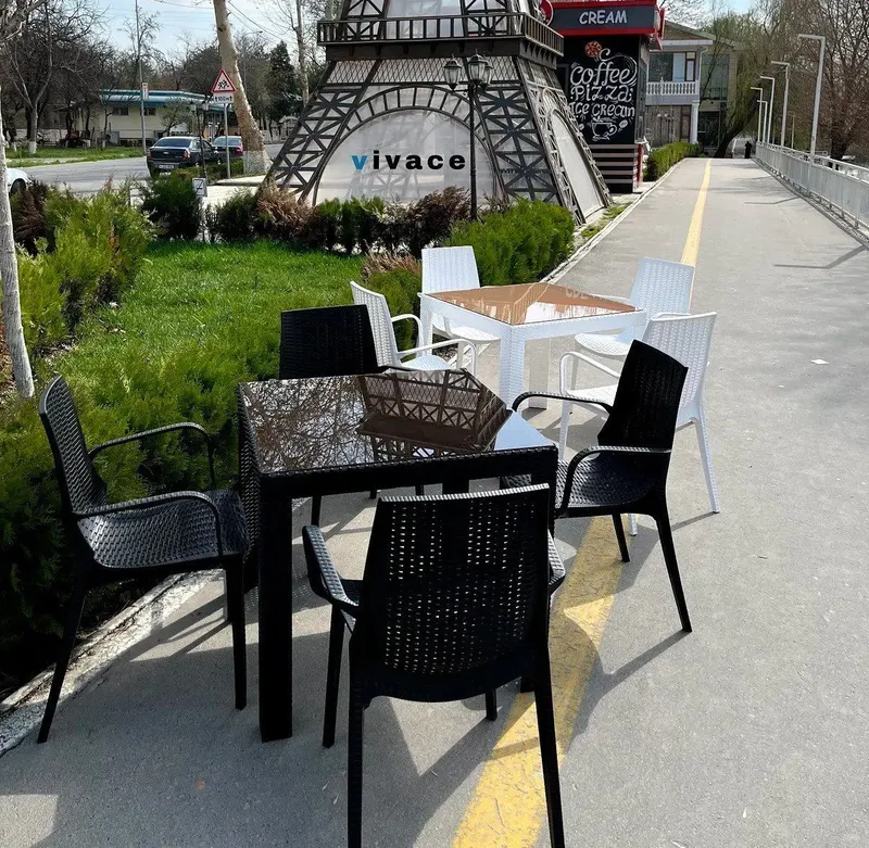 Комплект пластикового стола и стульев 3