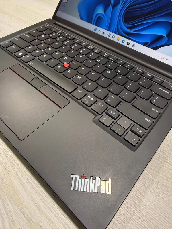 ThinkPad E14 Gen 5 - 14" Core i5-1335U 16GB/256GB 4 ThinkPad E14 Gen 5 - 14" Core i5-1335U 16GB/256GB 4