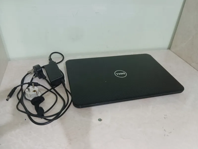 Ноутбук Dell в нормальном состоянии Ноутбук Dell в нормальном состоянии