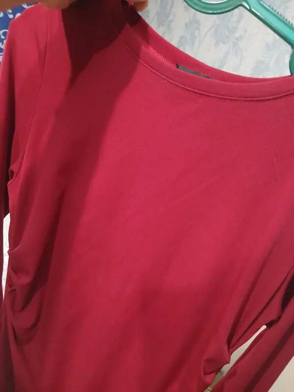 Ajoyib fugure-hugging red dress Ajoyib fugure-hugging red dress