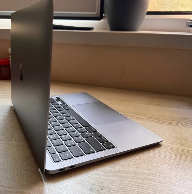 MacBook Air M1 8/256 GB 4 MacBook Air M1 8/256 GB 4