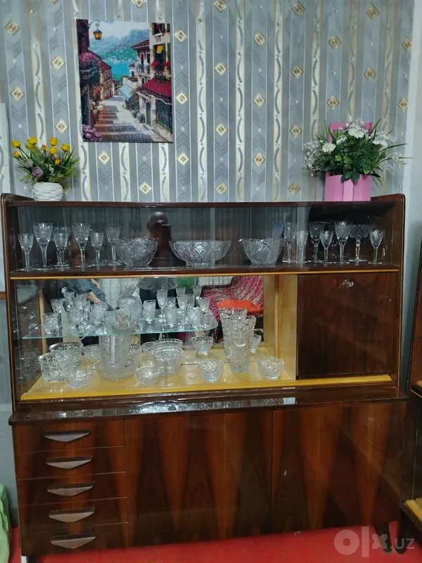 Продаются 2 серванта. 2 Продаются 2 серванта. 2