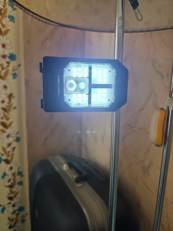 Quyosh batareyasida ishlaydigan LED lampa, qisqichli 3