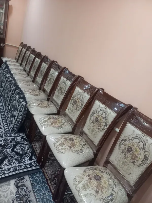 12 ta stul sotiladi