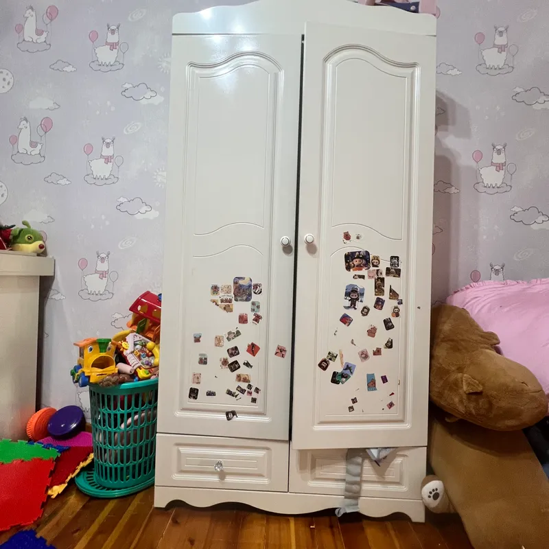 Bolalar kiyimlari uchun shkaf Bolalar kiyimlari uchun shkaf