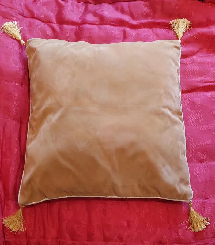 Oltin kashtali yostiqlar 50×50 o‘lchamda 2 Oltin kashtali yostiqlar 50×50 o‘lchamda 2