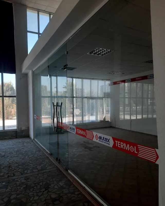 Стеклянная перегородка б/у 2
