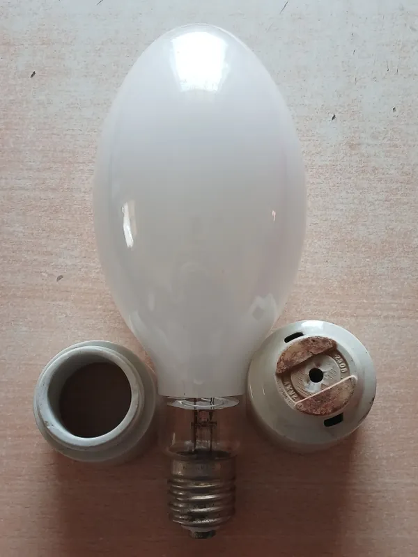 Katta oq lampa sotiladi Katta oq lampa sotiladi