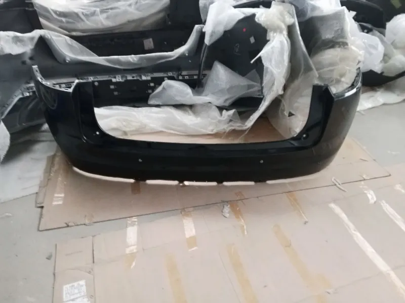 Orqa bamper tepa qismi Leapmotor C16. Qora rangda 1 Orqa bamper tepa qismi Leapmotor C16. Qora rangda 1