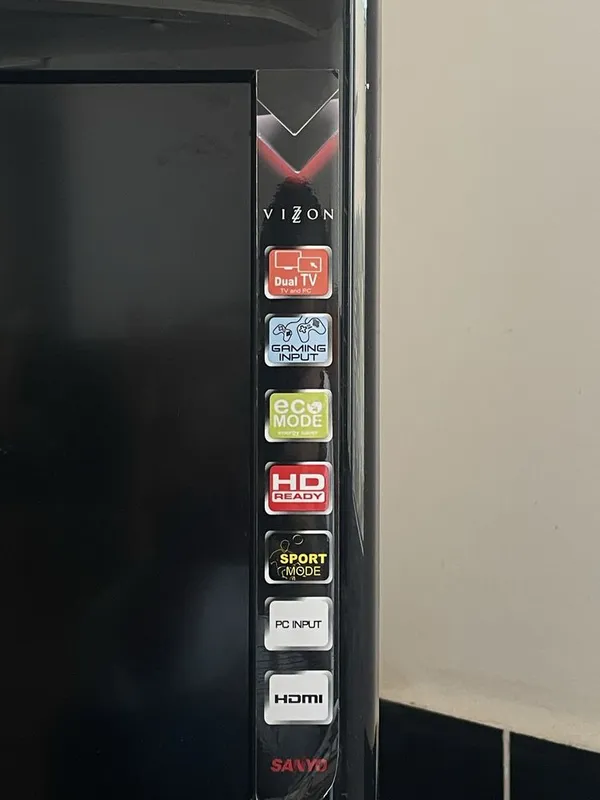 Телевизор марки Sanyo и подставка — фото 1