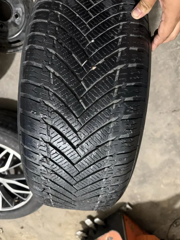 R17 Malibu 2.4 deska balon orginal 225/60/17 2 R17 Malibu 2.4 deska balon orginal 225/60/17 2