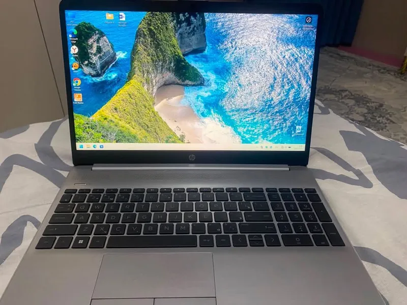 Hp AMD Ryzen 3 5425U with Kadeon Graphics 1