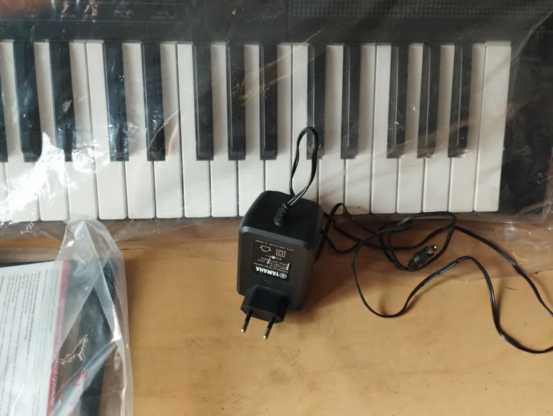 Yamaha original sintezator (pianino) va gitara 3 Yamaha original sintezator (pianino) va gitara 3