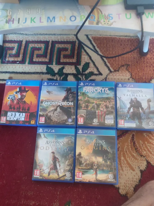 Ps4 sotiladi 3ta jěstik 6 ta oreginal disk 1 ta vneshney disk 3