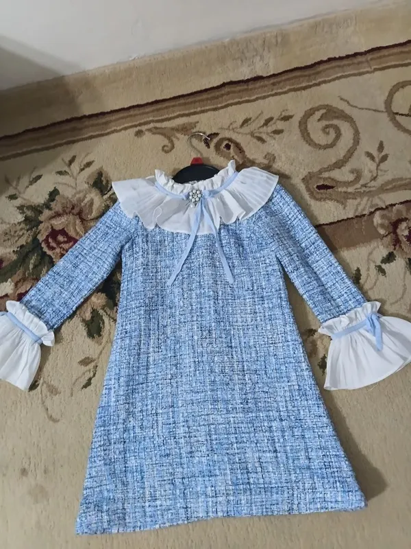 Qizlar uchun chiroyli ko‘k ko‘ylak sotiladi