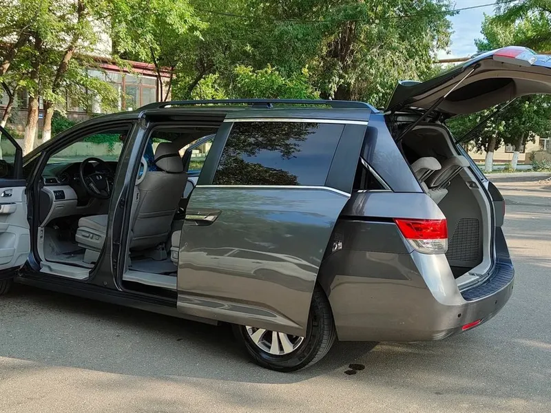 Honda Odyssey Touring (North America) Full позиция — фото 1