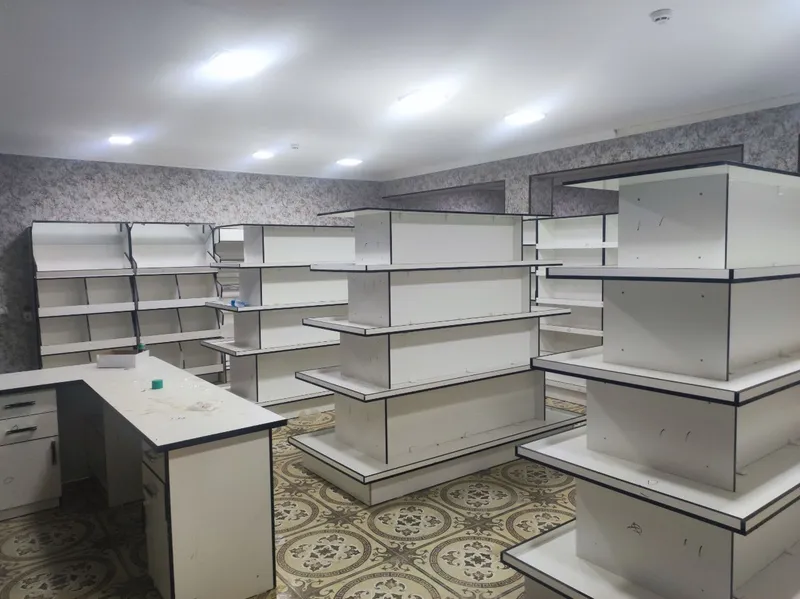 полки и прилавки магазинов