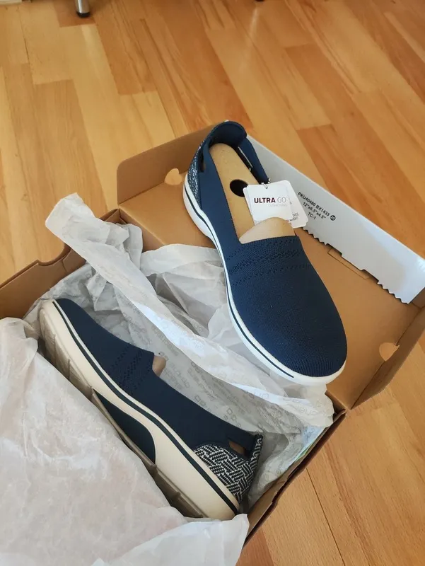 Продам новые слипоны Skechers ( оригинал)