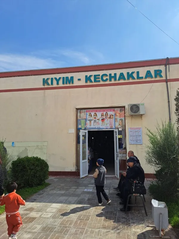 Термиз шахар центр кийим бозорида 5 сектор 9 дукон сотилади