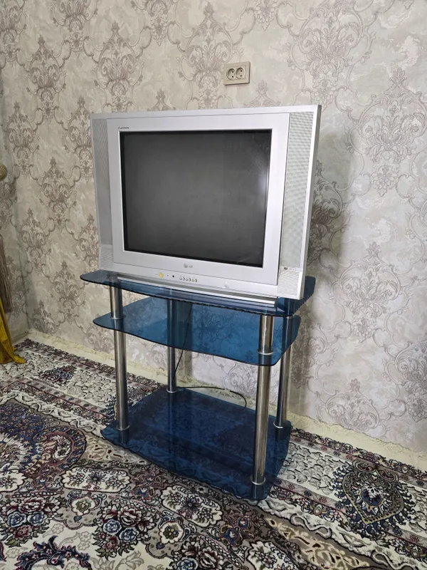 LG televizor padstavkasi bilan. — фото 1