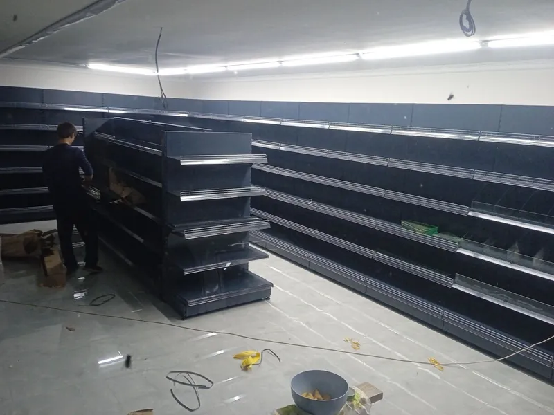 Magazin uchun polkalar sotiladi