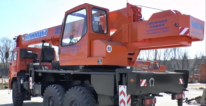 Kamaz (Vezdexod 6x6) bazasidagi 25 tonnalik "Klintsi" avtokrani — фото 1