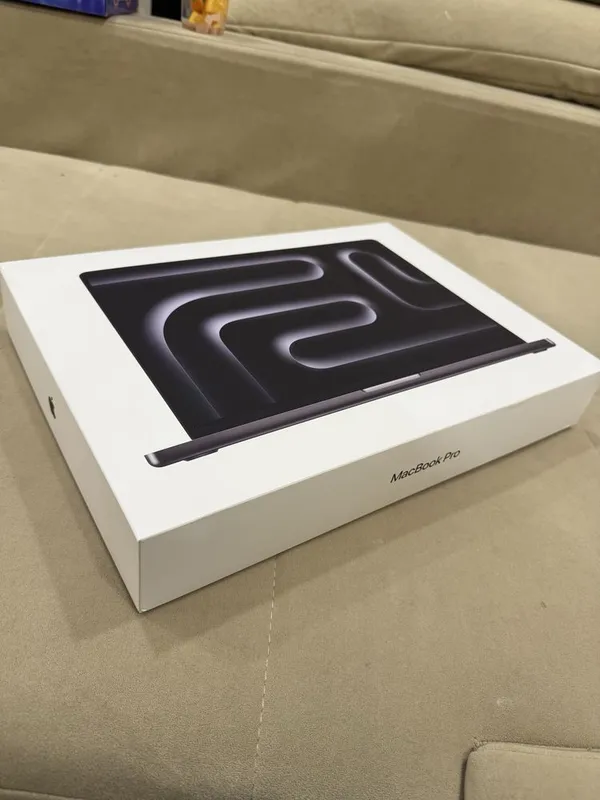Macbook Pro 16 inch M5 Max chip 36 GB 2 TB storage