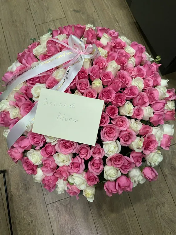 Композиция из 120+ розовых и белых роз