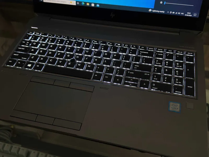 HP ZBook 15 G5 Core i9-8950HK ram 16 ssd 256 Quadro P1000 4gb — фото 3