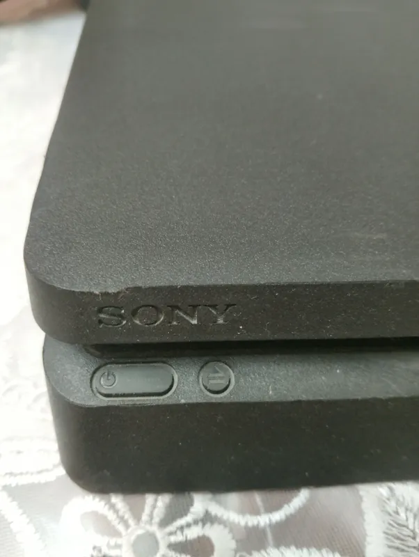 PS4 slim идеальное состояни 2 джойстика — фото 2