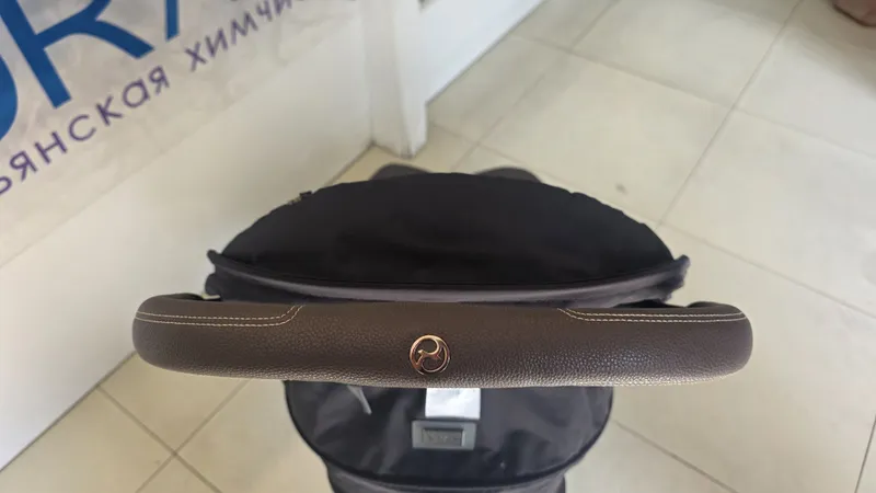 Cybex Coya Platinum с коричневой кожей , чёрный с золотом цвет б.у. 6