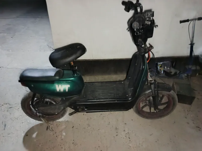 Tez yuradigan elektroskuter sotiladi 4