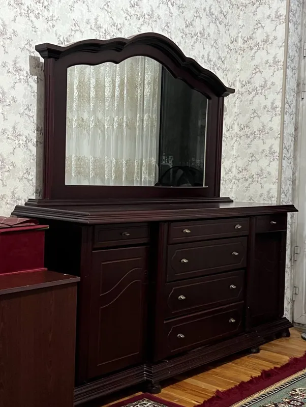 Продаются комод в классическом стиле и большое зеркало Продаются комод в классическом стиле и большое зеркало