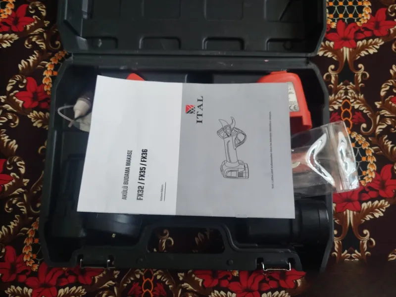 ITAL elektr sekator 3 ta akkumulyator bilan 7 ITAL elektr sekator 3 ta akkumulyator bilan 7