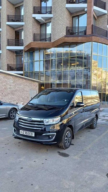 В горы большой компанией! Минивэн JAC M3 — 8 мест — фото 1