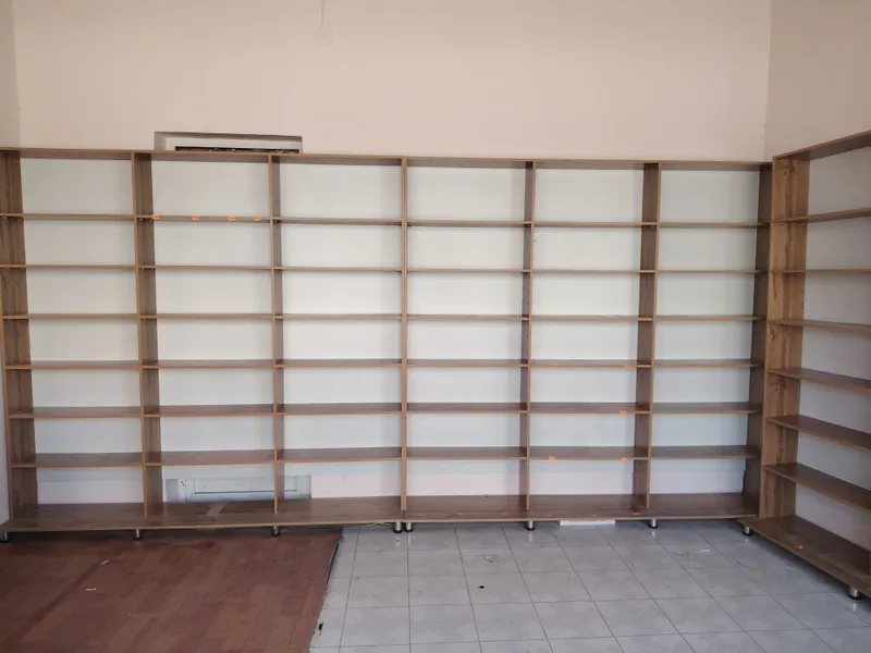 Magazin uchun mo‘ljallangan polkalar sotiladi