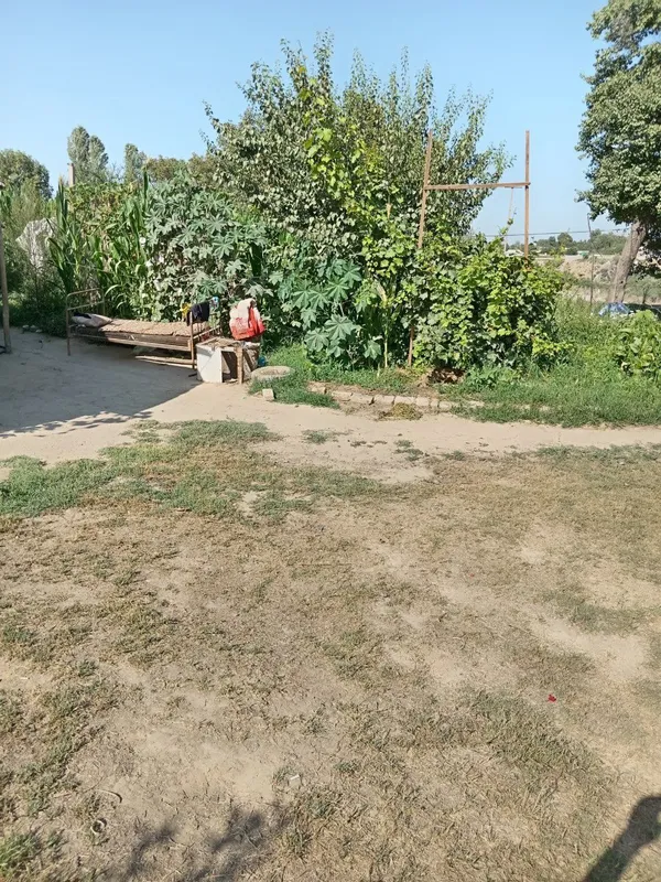 СРОЧНО ПРОДАЁТСЯ ЗЕМЛЯ, с небольшим домиком! Янгиюль — фото 1