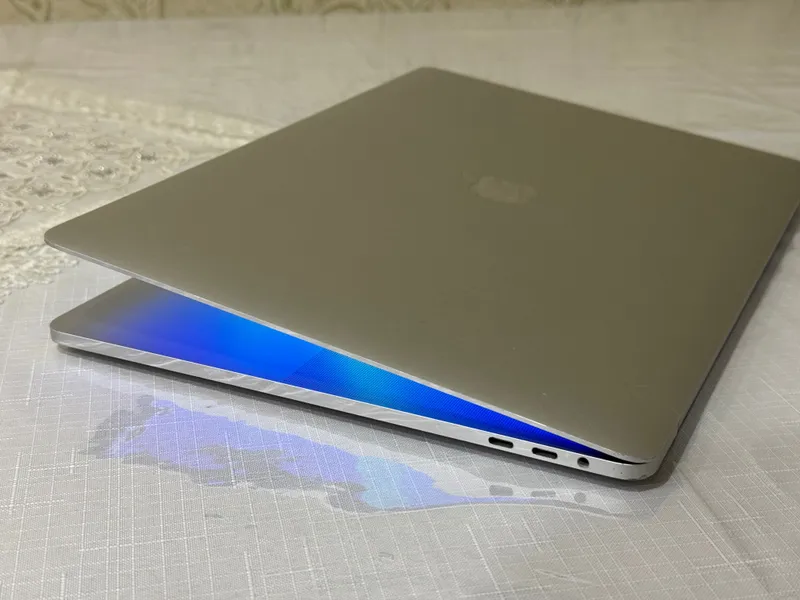 Apple Macbook Pro 2018 Silver 15 inch intel Core i7 3