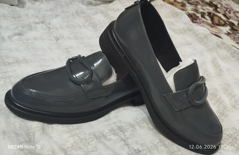 Продам новые лакированные лоферы