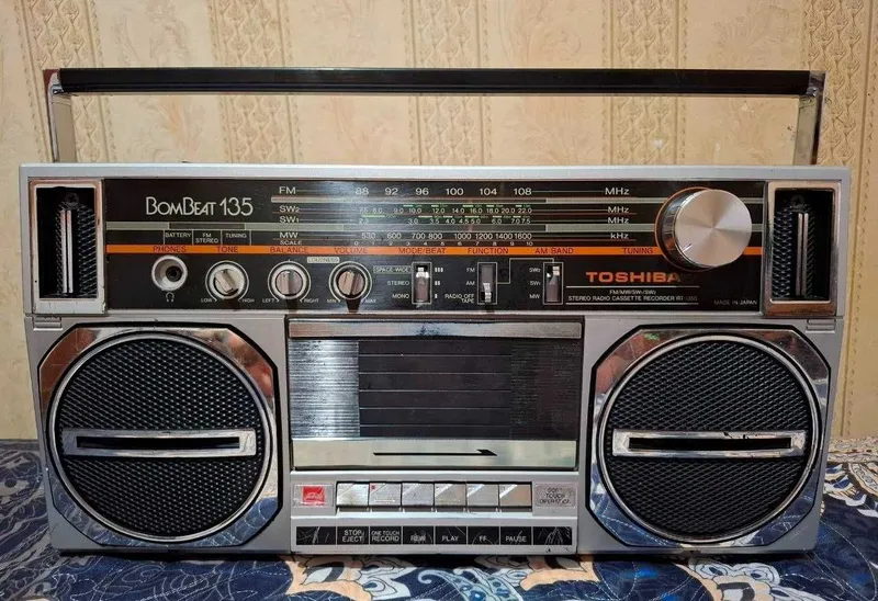 Магнитола Toshiba BomBeat RT-135S 2