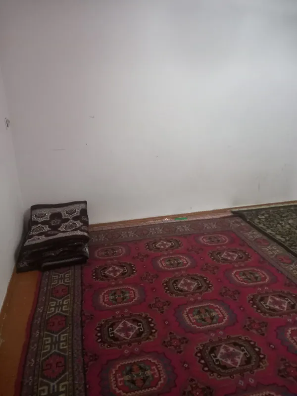 Beruniy metroni oldidan ayyol qizlaga