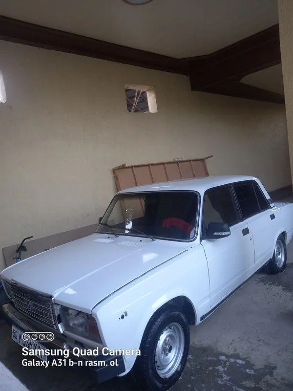 Jiguli 07 sotiladi benzini bor gazga ham yuradi