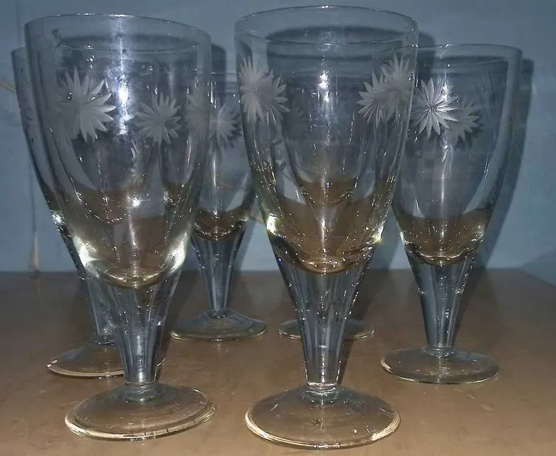 Продам рюмки 6 штук, набор, один с позолотой, другой с рисунком. — фото 1