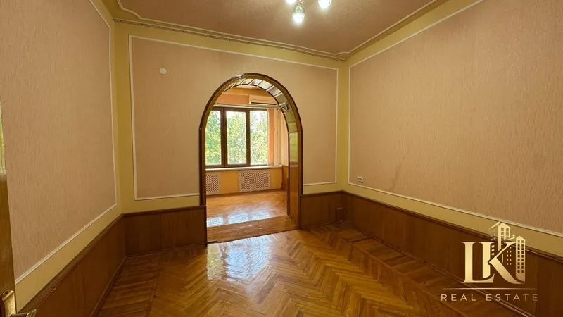 3-комнатная квартира, 110 м², 5/5, без ремонта, кирпичный дом, лифт, 2 санузла — метро Космонавтов — фото 1