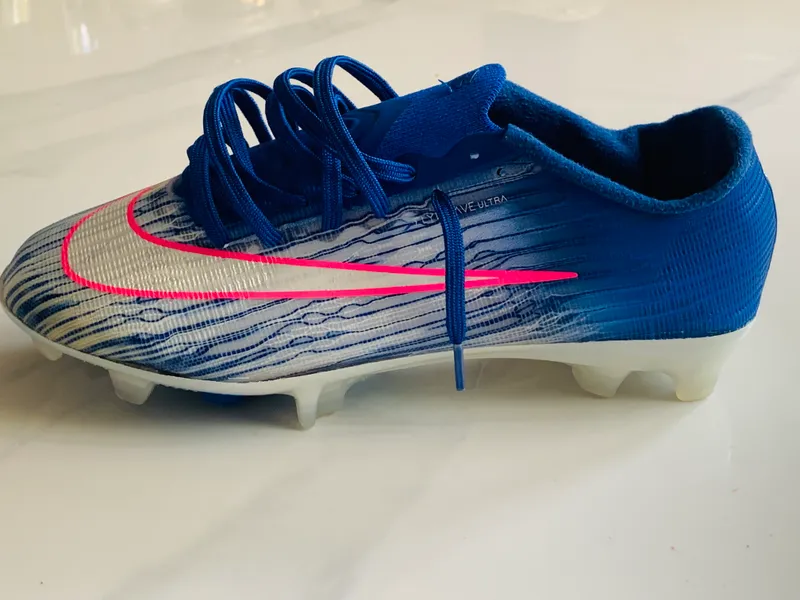 NIKE butsi 4