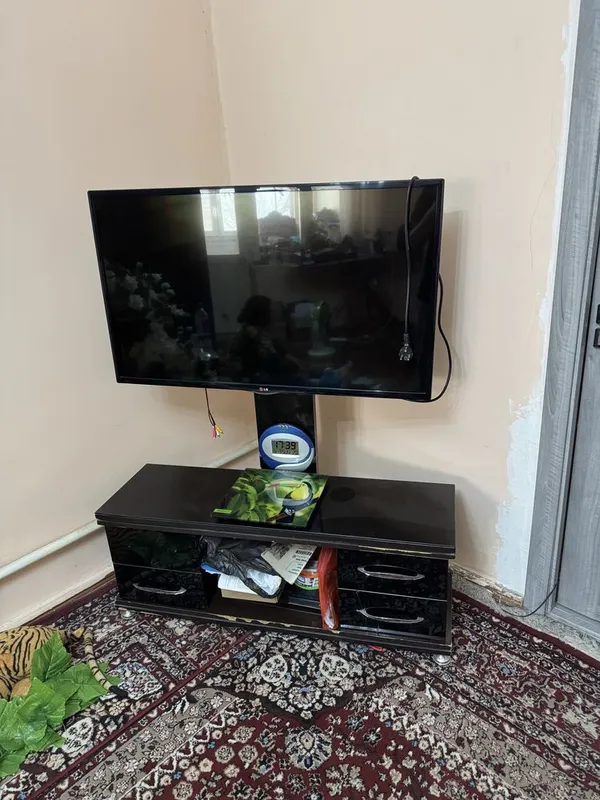LG 43 lik sotiladi podstovkasi bilan narxini kelishamiz