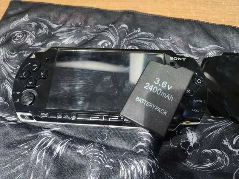 PSP 2003 в хорошем состоянии с новым аккумулятором — фото 2