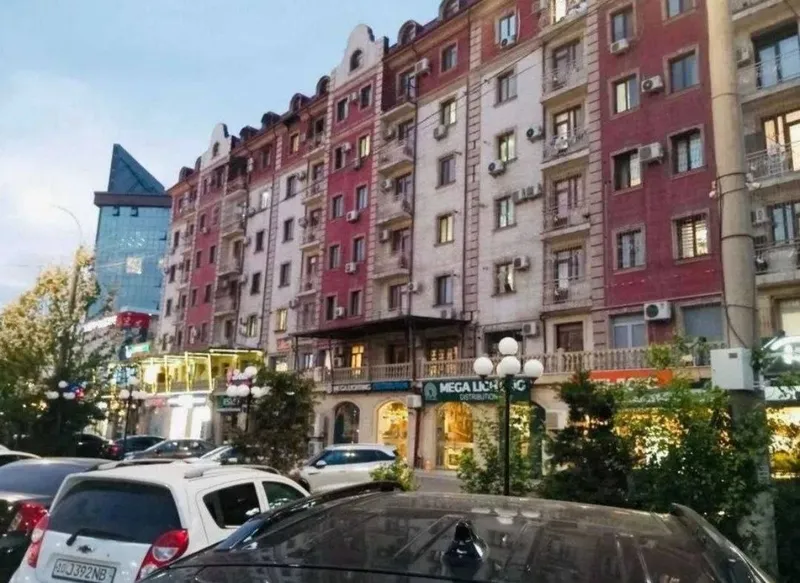 Продаётся 3-комнатная квартира с евроремонтом в новом кирпичном доме 1